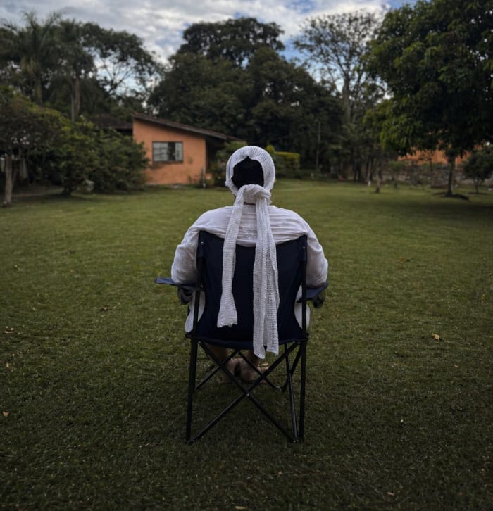 Participantes reunidos em cerimônia na chácara