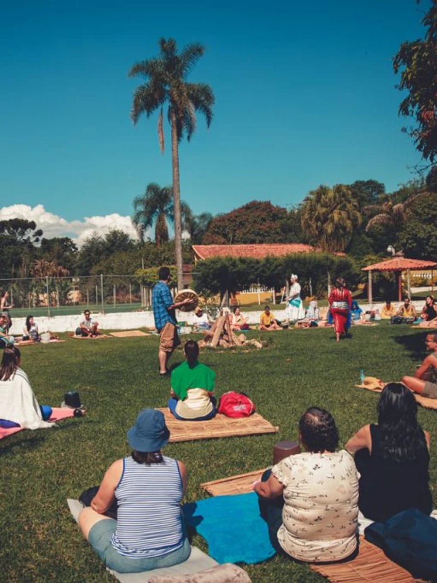 Participantes reunidos em cerimônia ao ar livre na Oca da Ana
